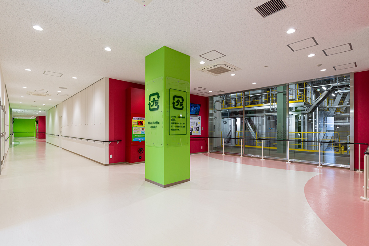 ZZ1375_030-見学者ホール２（工場棟）